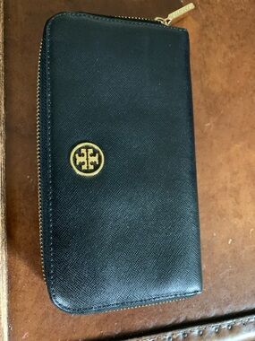 Tory Burch Black Leather Zip Wallet with Gold Logo Detail